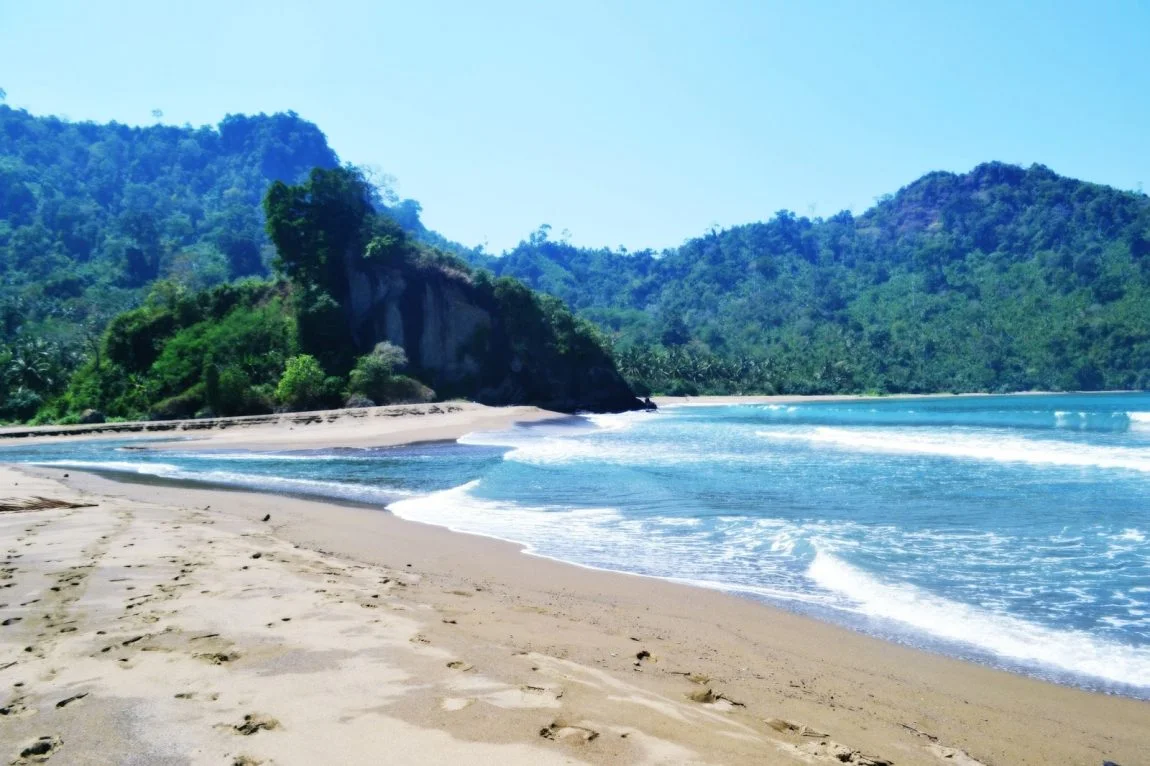 pantai sipelot malang