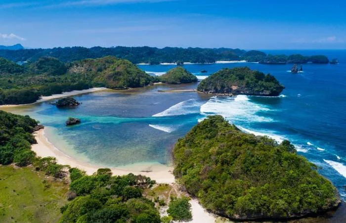 Pantai Teluk Asmoro Malang