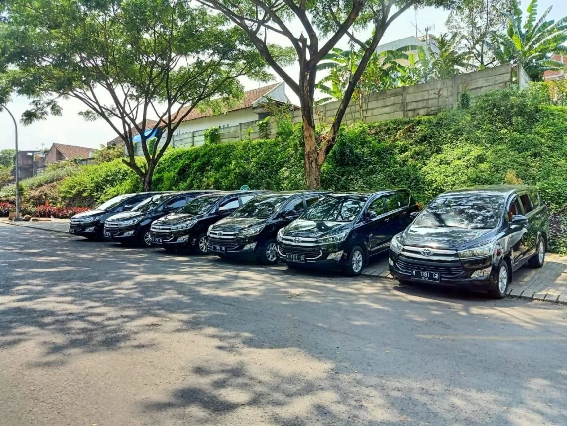 sewa innova reborn malang