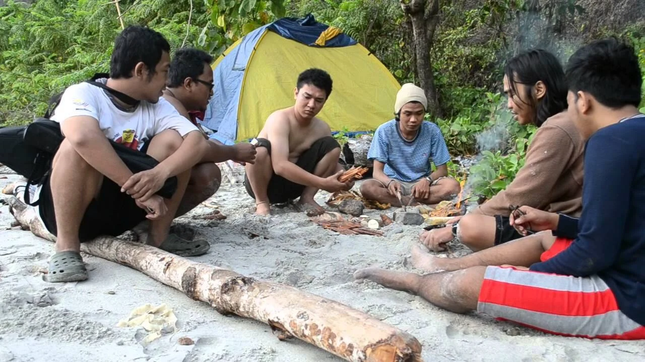 Berkemah di Pantai Sipelot