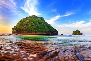 Keindahan Pantai Goa Cina