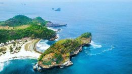 Pantai Batu Bengkung Yang Unik Membuat Wisatawan Penasaran