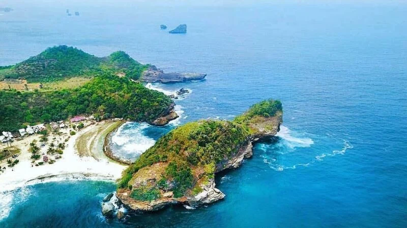 Panorama Pantai Batu Bengkung