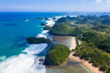 Pantai Teluk Asmara Yang Indah dan Permai
