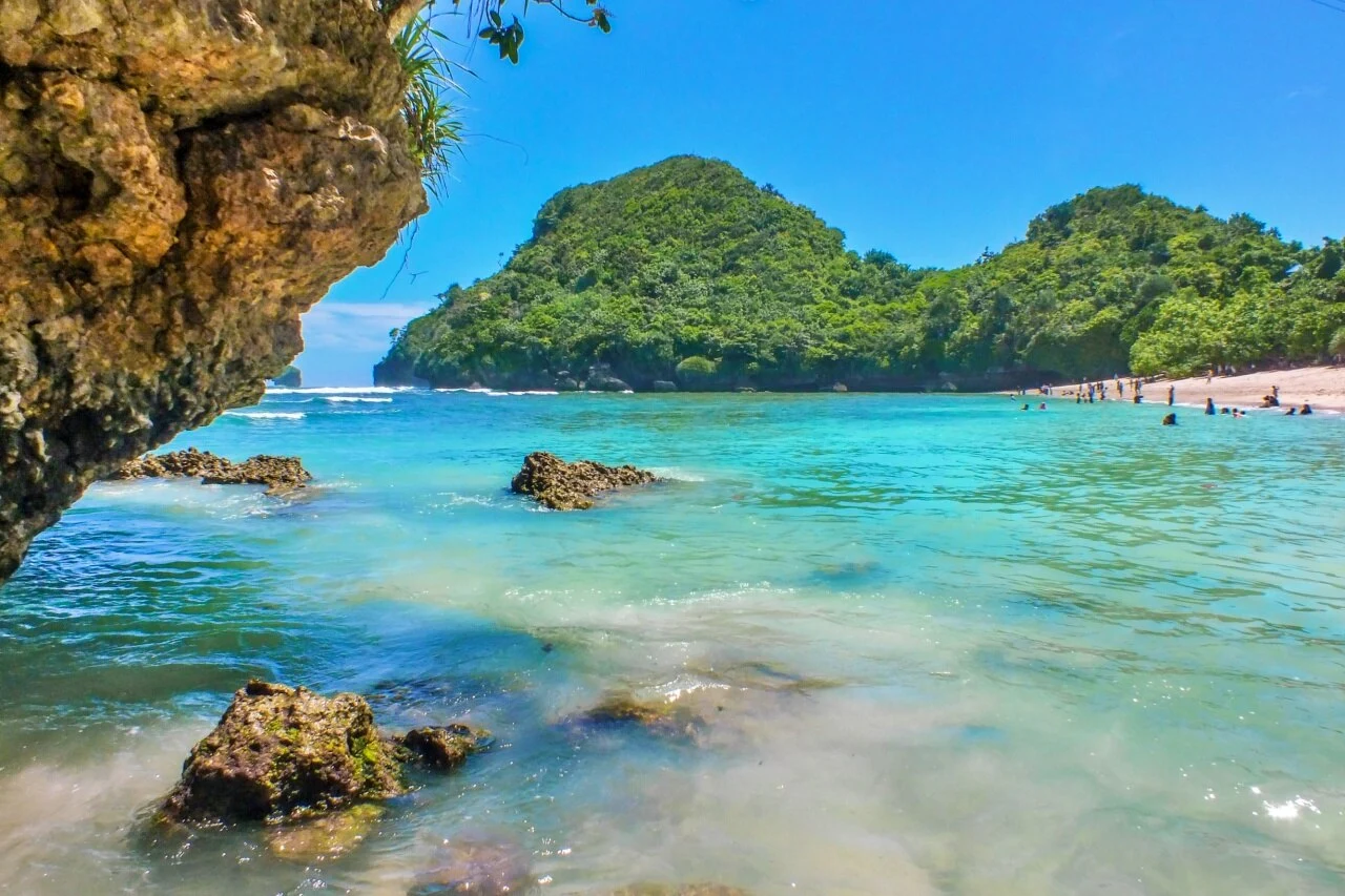 pantai teluk asmara malang pantai teluk asmara malang