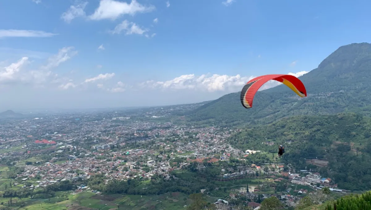 Paralayang Batu: Fasilitas, Lokasi, Harga Tiket