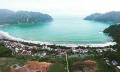 Pantai Sipelot Malang Selatan dengan Keunikan memiliki Air Terjun 