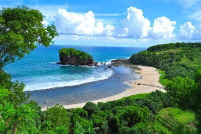 Keindahan Pantai Kondang Merak