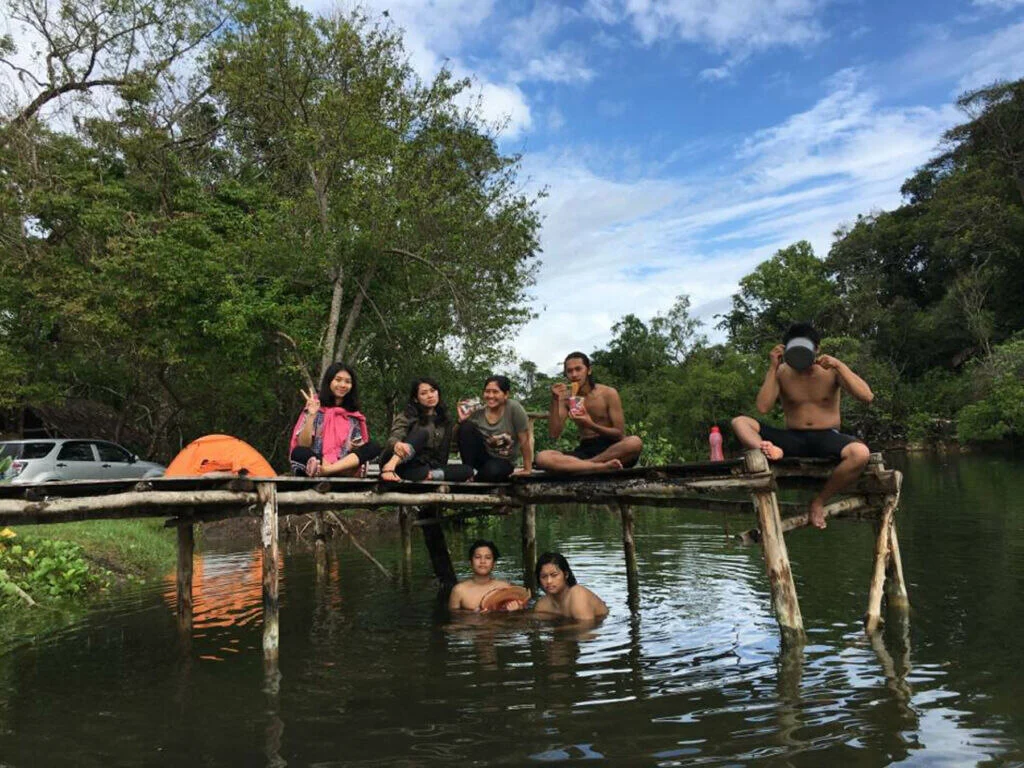 Wisatawan berenang di Muara