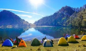 Wisatawan berkemah di pinggir Ranupani