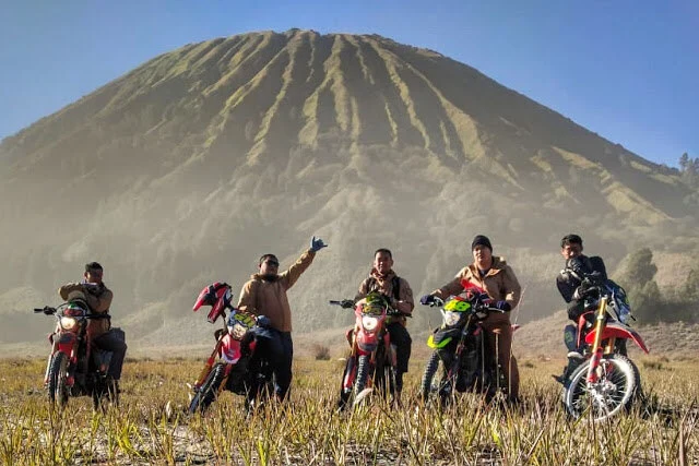 Wisatawan dengan menggunaka motor trail