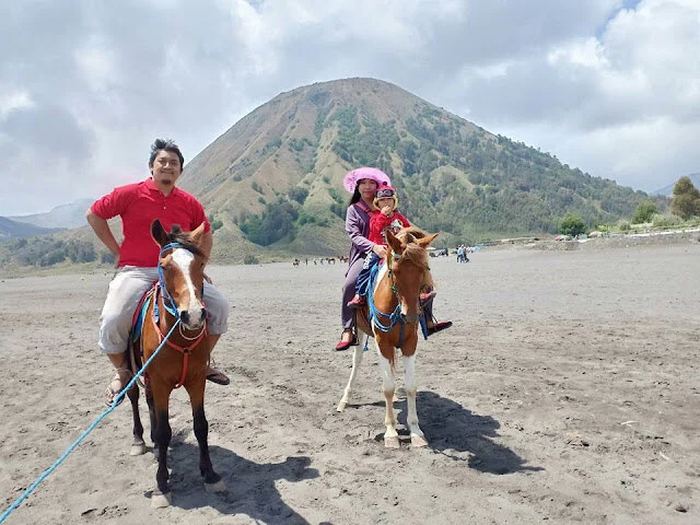 Wisatawan menunggangi kuda di area Pasir Berbisik