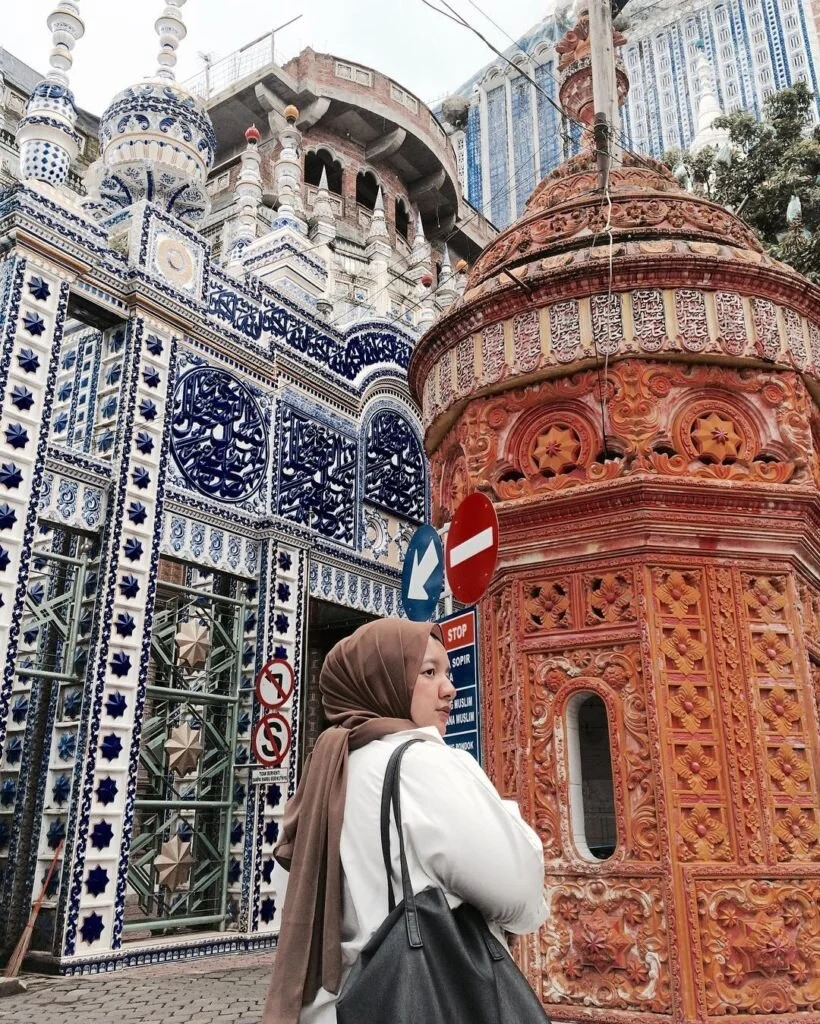 Wisatawan sedang berfoto di Masjid Tiban Malang