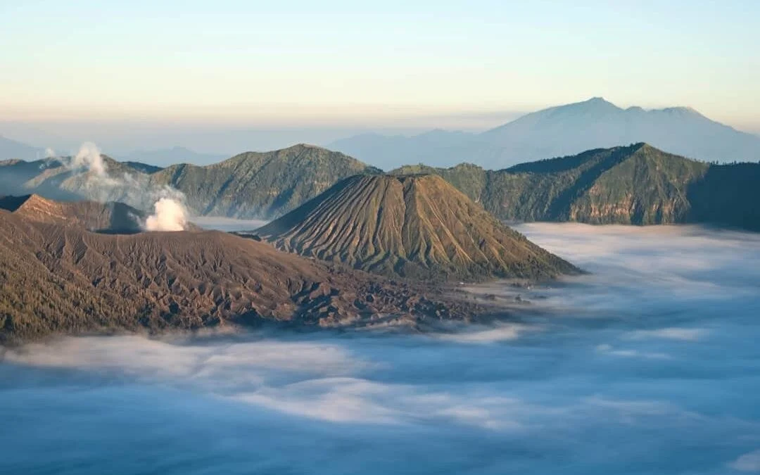 Keindahan Panorama Gunung di atas awan
