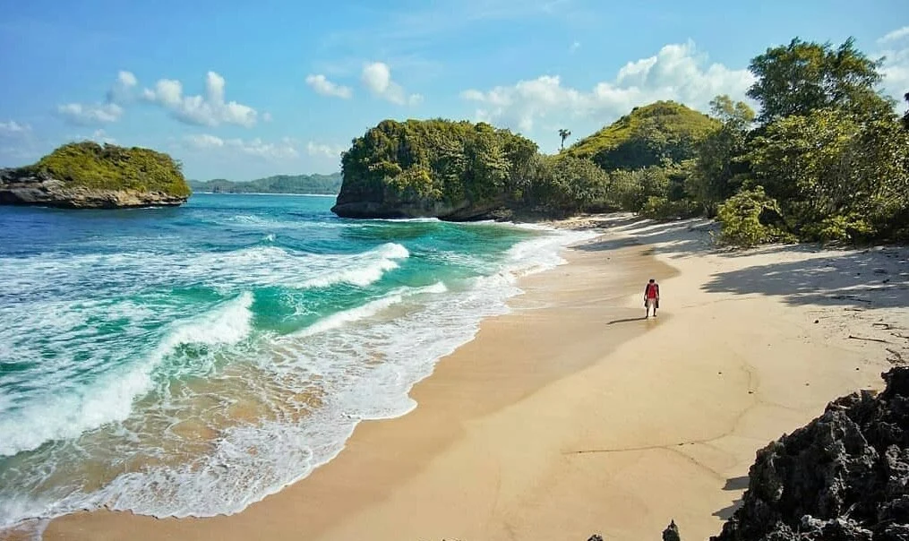 keindahan pantai watu leter
