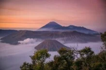 Puncak Bukit B29 dengan Pemandangan Indah Gunung Bromo