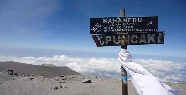 puncak gunung mahameru bromo