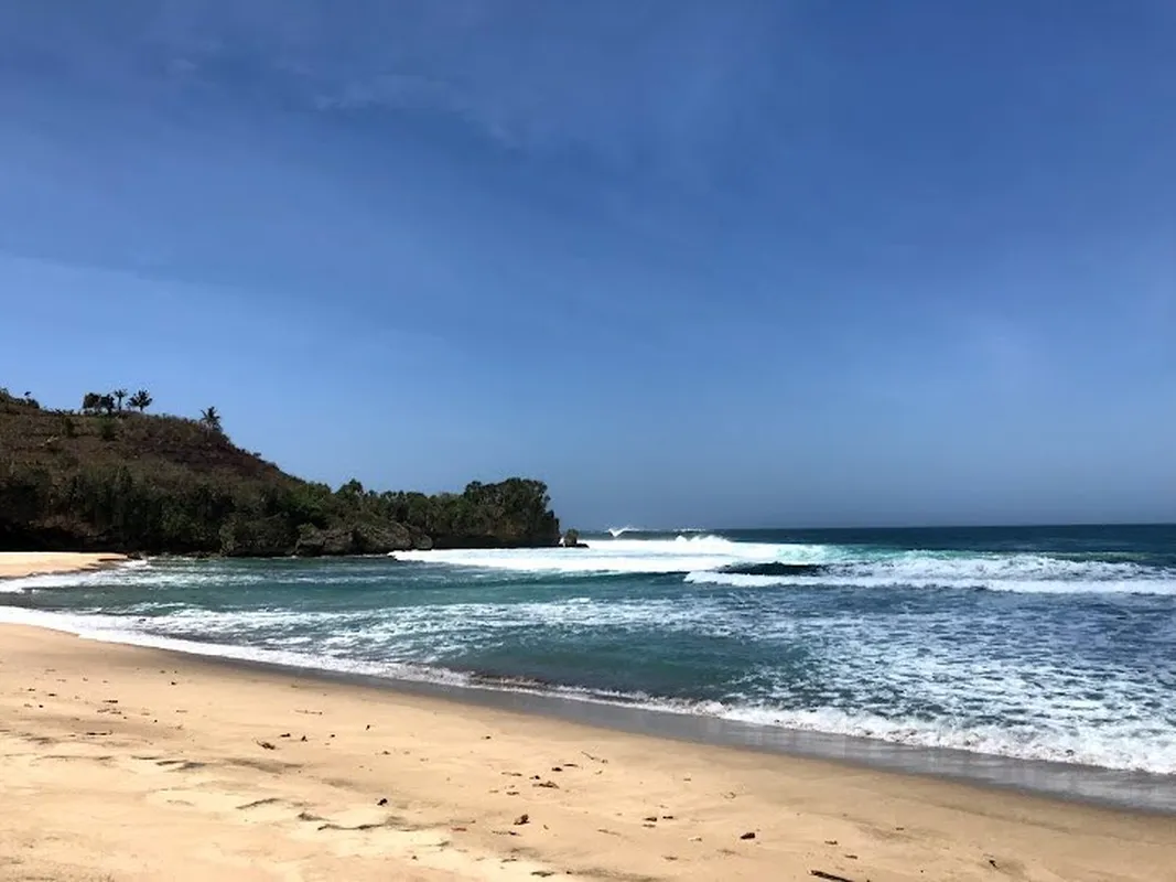 8 Rekomendasi Pantai di Malang Hits dan Harga Tiketnya Murah