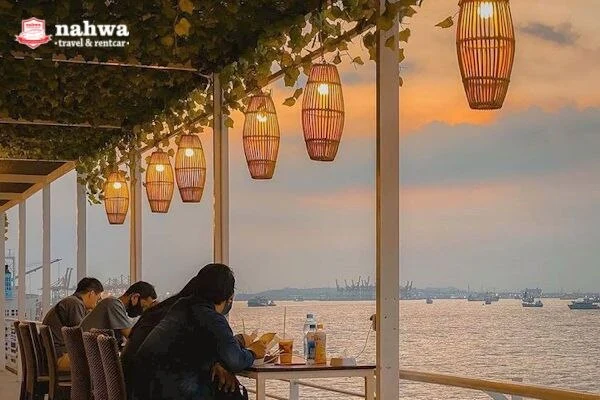 Menyantap kuliner sambil bersantai