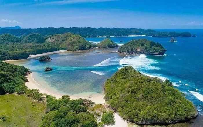 Pantai Teluk Asmara