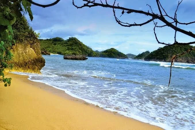 Pantai Teluk Asmara