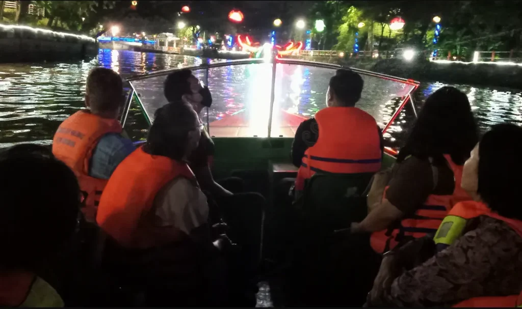 Wisata malam Surabaya naik perahu