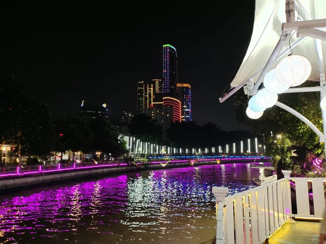 Wisata Perahu Kalimas: Fasilitas, Jam Buka & Harga Tiket