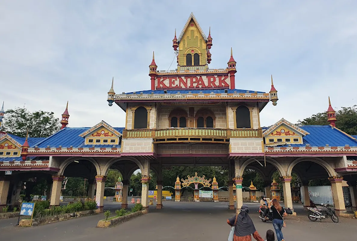 Kenjeran Park: HTM, Lokasi, Daya Tarik dan Fasilitas