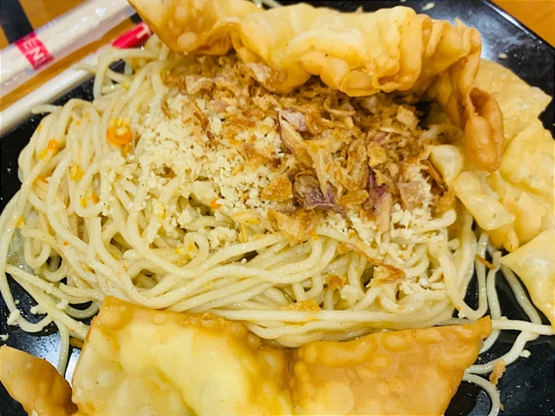 Mie Suit atau Mie Gacoan? Ini Perbandingannya Biar Nggak Salah Pilih