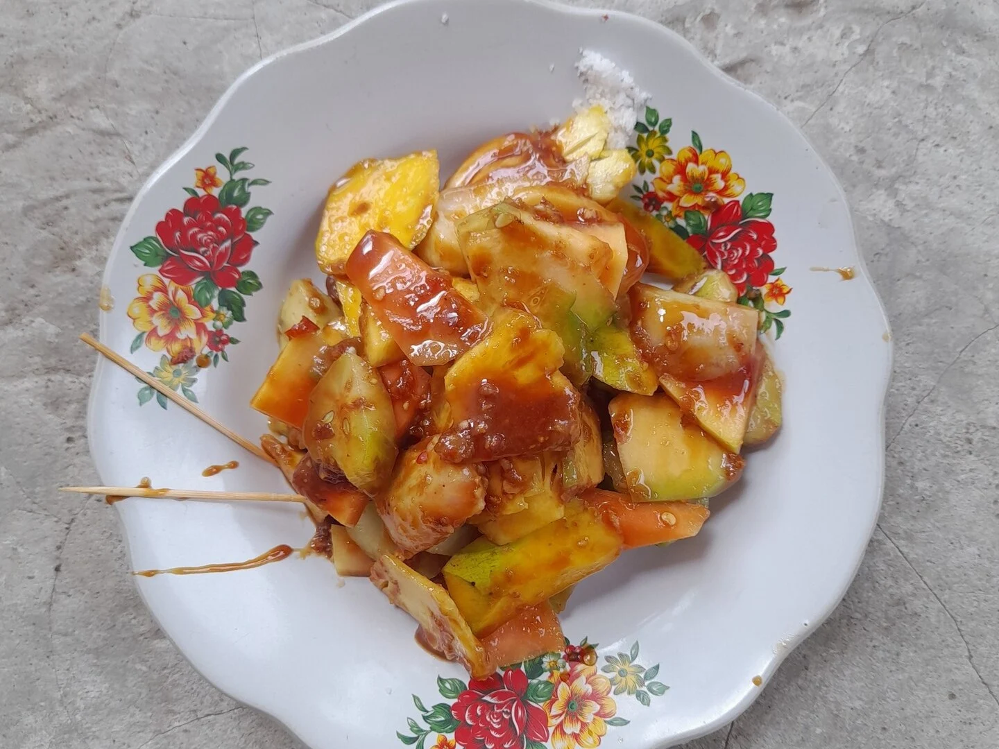 Spot Rujak Ndower Malang, Pedasnya Bikin Kamu Ketagihan!