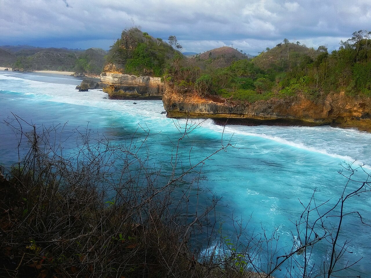 9 Pantai Terindah di Malang yang Bikin Kamu Lupa Pulang