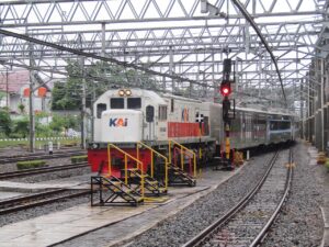 Kereta Api vs Bus dari Malang ke Surabaya, Mana yang Lebih Efisien?