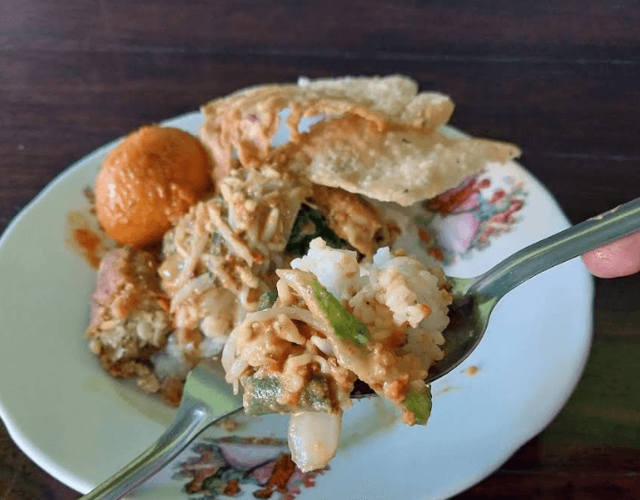Kuliner Autentik: Menikmati Pecel Madiun di Malang