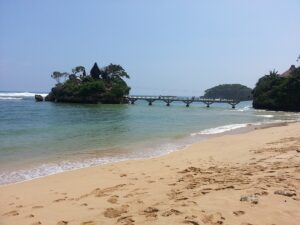 7 Wisata Alam Pantai dengan Pemandangan Menakjubkan di Jawa Timur