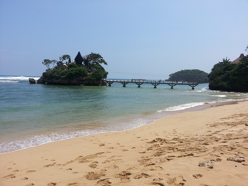 7 Wisata Alam Pantai dengan Pemandangan Menakjubkan di Jawa Timur