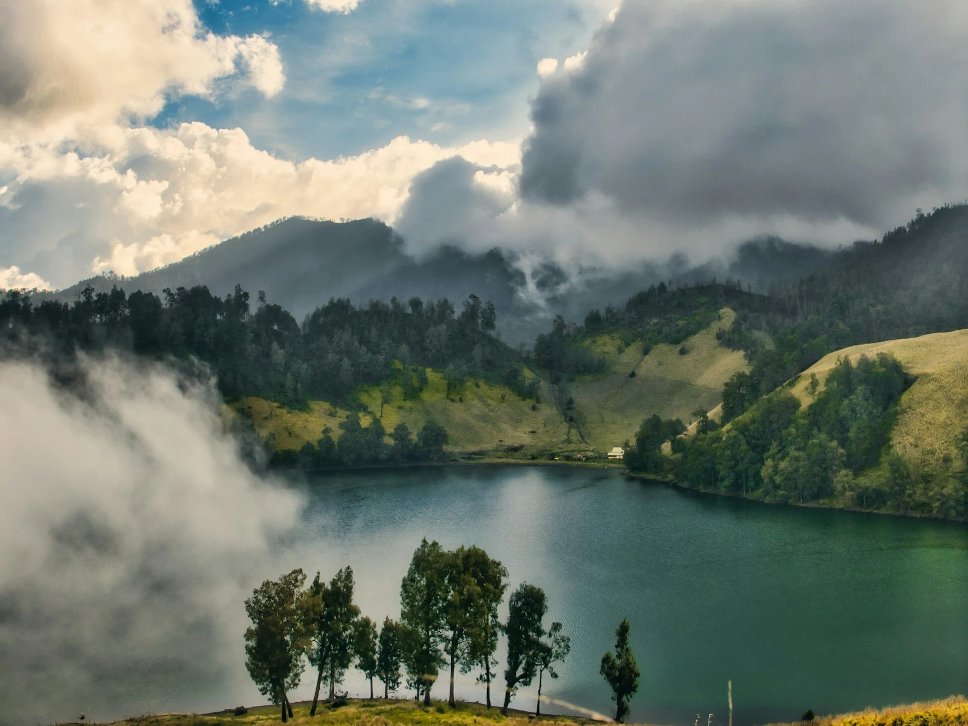 Menjelajahi 5 Danau Eksotis di Malang Raya dengan Pesona Alami