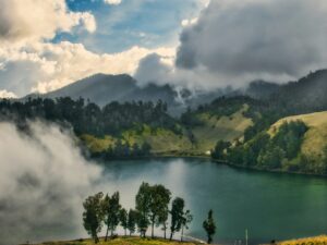 Menjelajahi 5 Danau Eksotis di Malang Raya dengan Pesona Alami