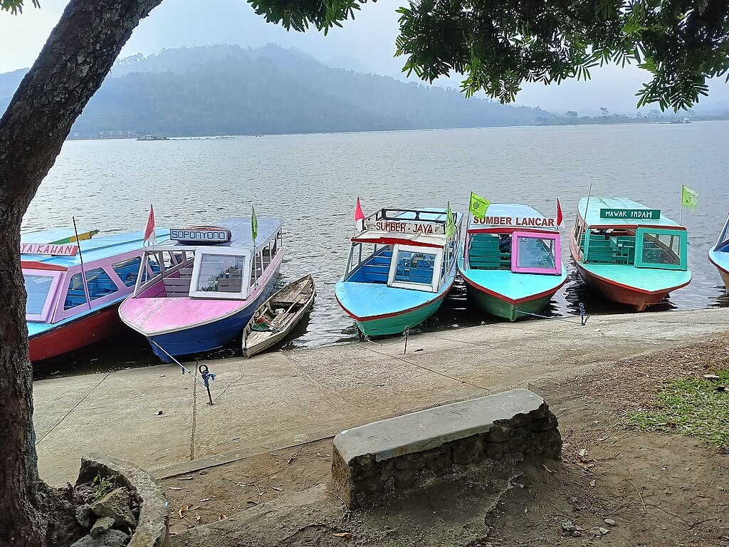 Menikmati Liburan di 5 Danau Buatan dengan Wahana Keluarga di Jawa Timur