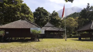 Candi Tersembunyi di Lereng Gunung Semeru: Lokasi dan Rutenya