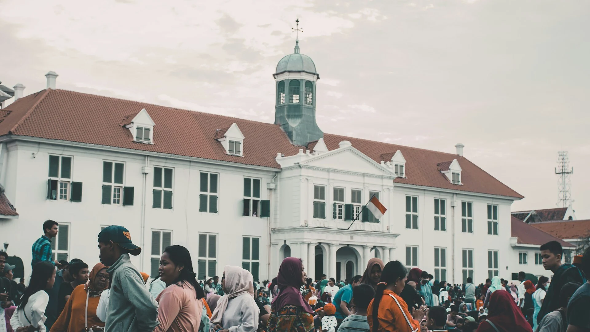 8 Tips Seru Liburan Bareng Rombongan Besar Tanpa Ribet dan Drama