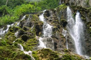 6 Goa Tersembunyi dengan Aliran Sungai Jernih di Jawa Timur