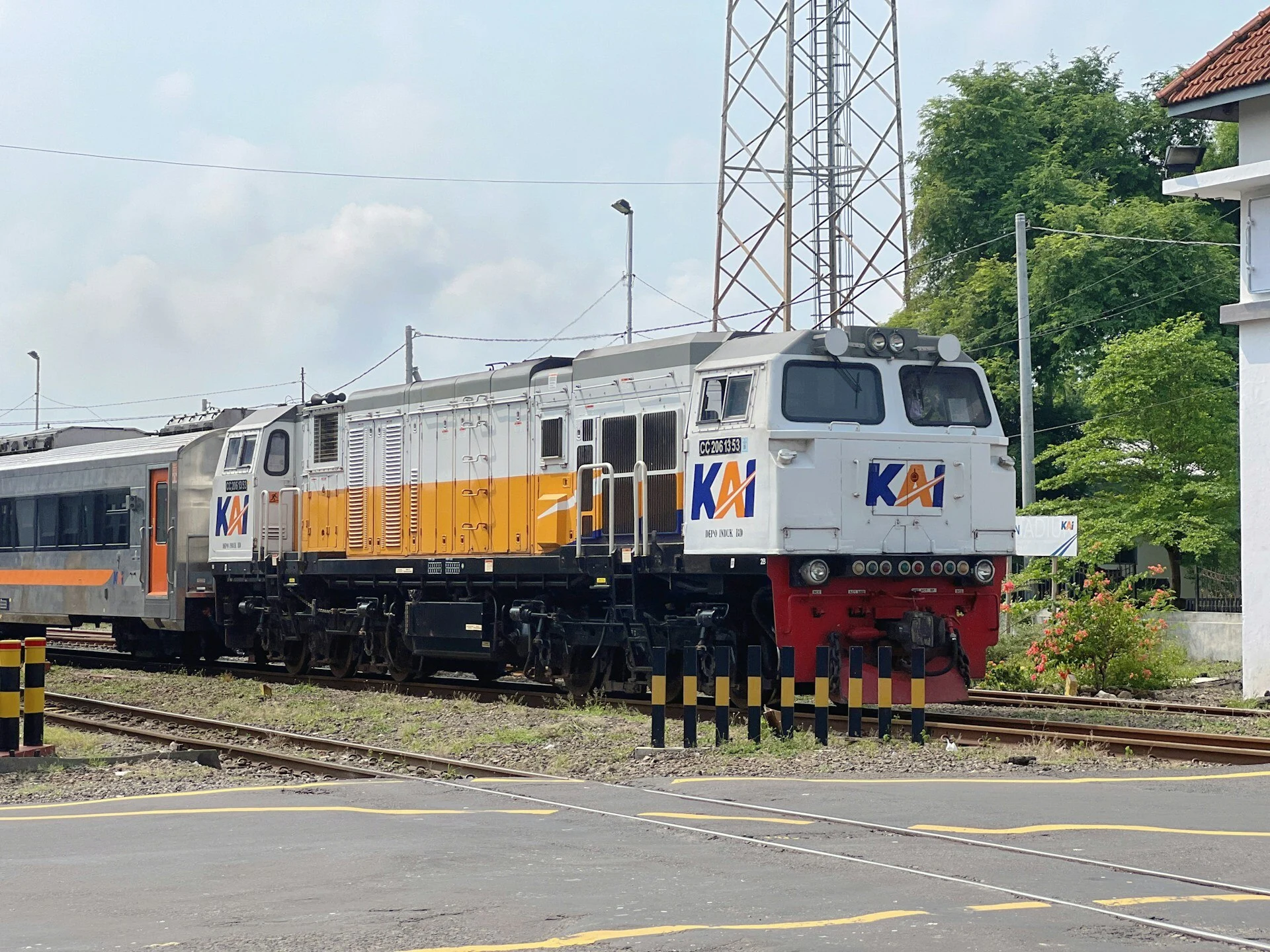 Perbandingan Travel vs Kereta, Mana yang Lebih Nyaman?