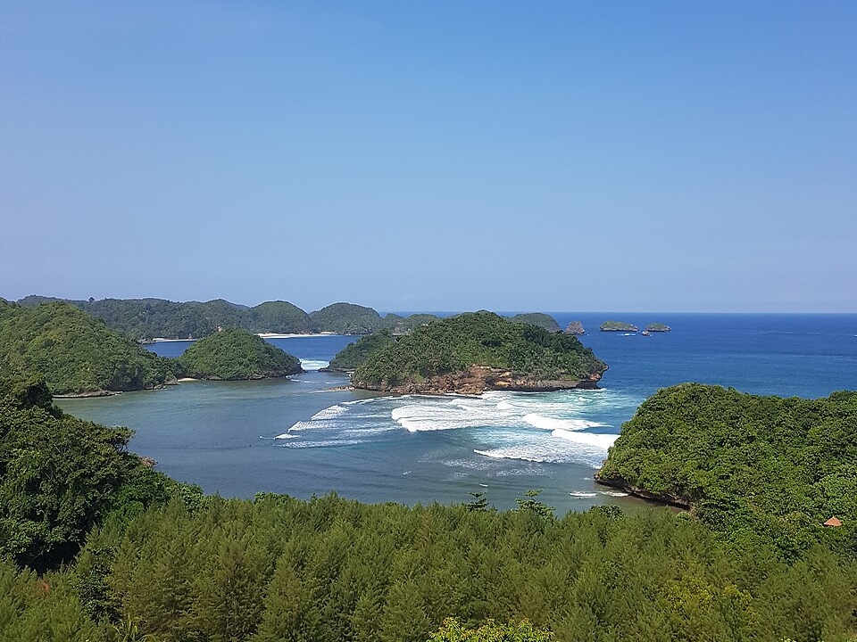 Pantai Teluk Asmoro, Wisata Alam Sekitar Malang dengan View Laut Indah