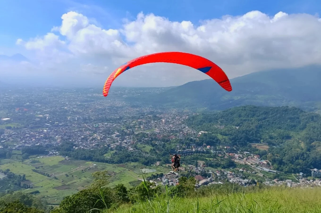 Paralayang Batu: Wisata Ekstrem dan Pemandangan yang Menguji Adrenalin