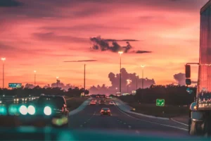 8 Tips Naik Travel Malam Hari Supaya Perjalanan Lebih Tenang dan Bebas Risiko