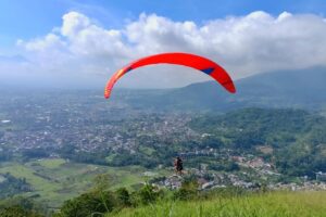 Paralayang Batu: Wisata Ekstrem dan Pemandangan yang Menguji Adrenalin