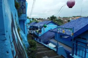 Kampung Biru Arema: Wisata Tematik Malang Bernuansa Biru yang Ikonik