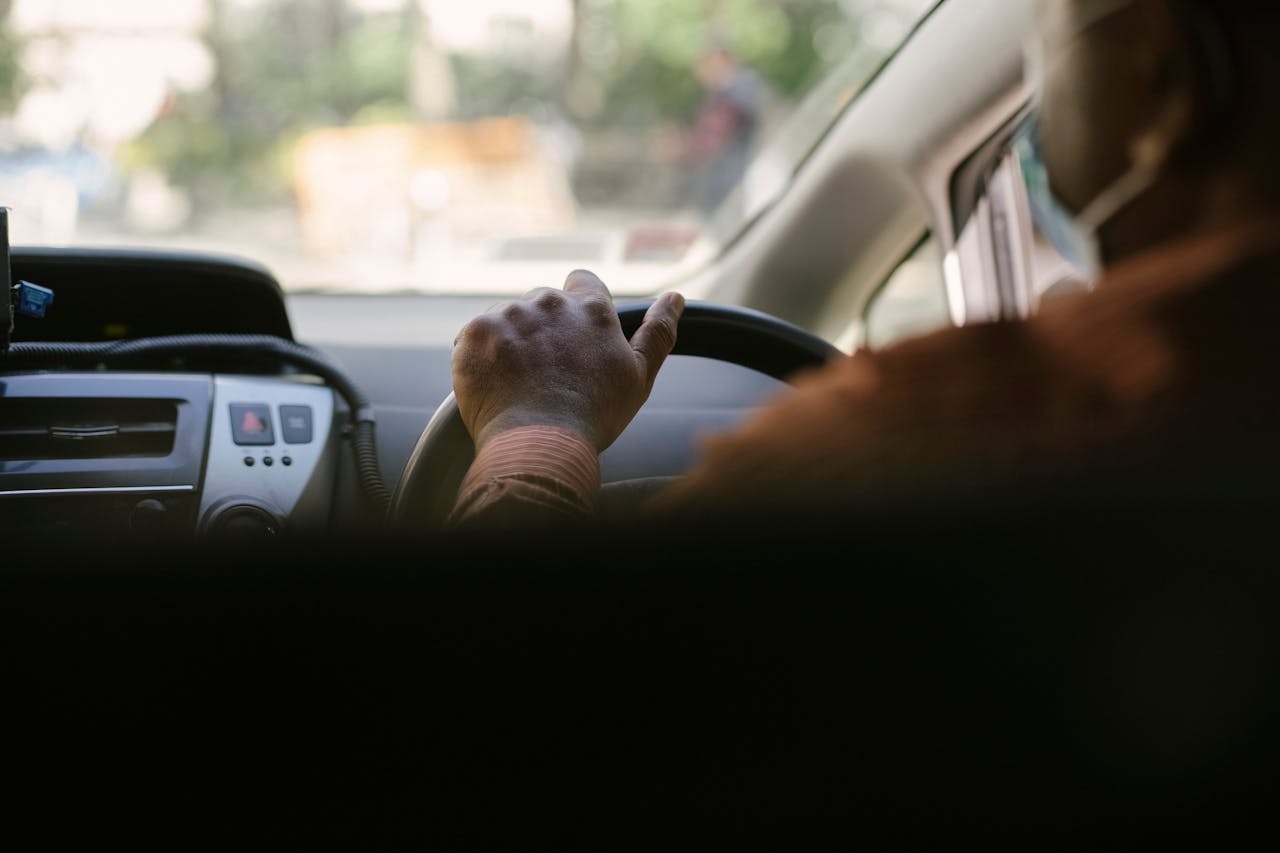 Pilih Travel Malang Surabaya Non Tol? Ini Keuntungan dan Pertimbangannya