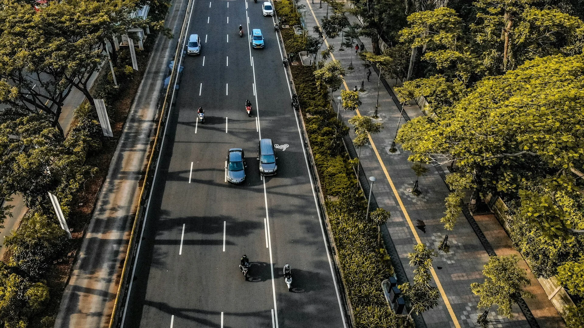 Travel Malang Surabaya Siang, Alternatif Efisien Menuju Surabaya