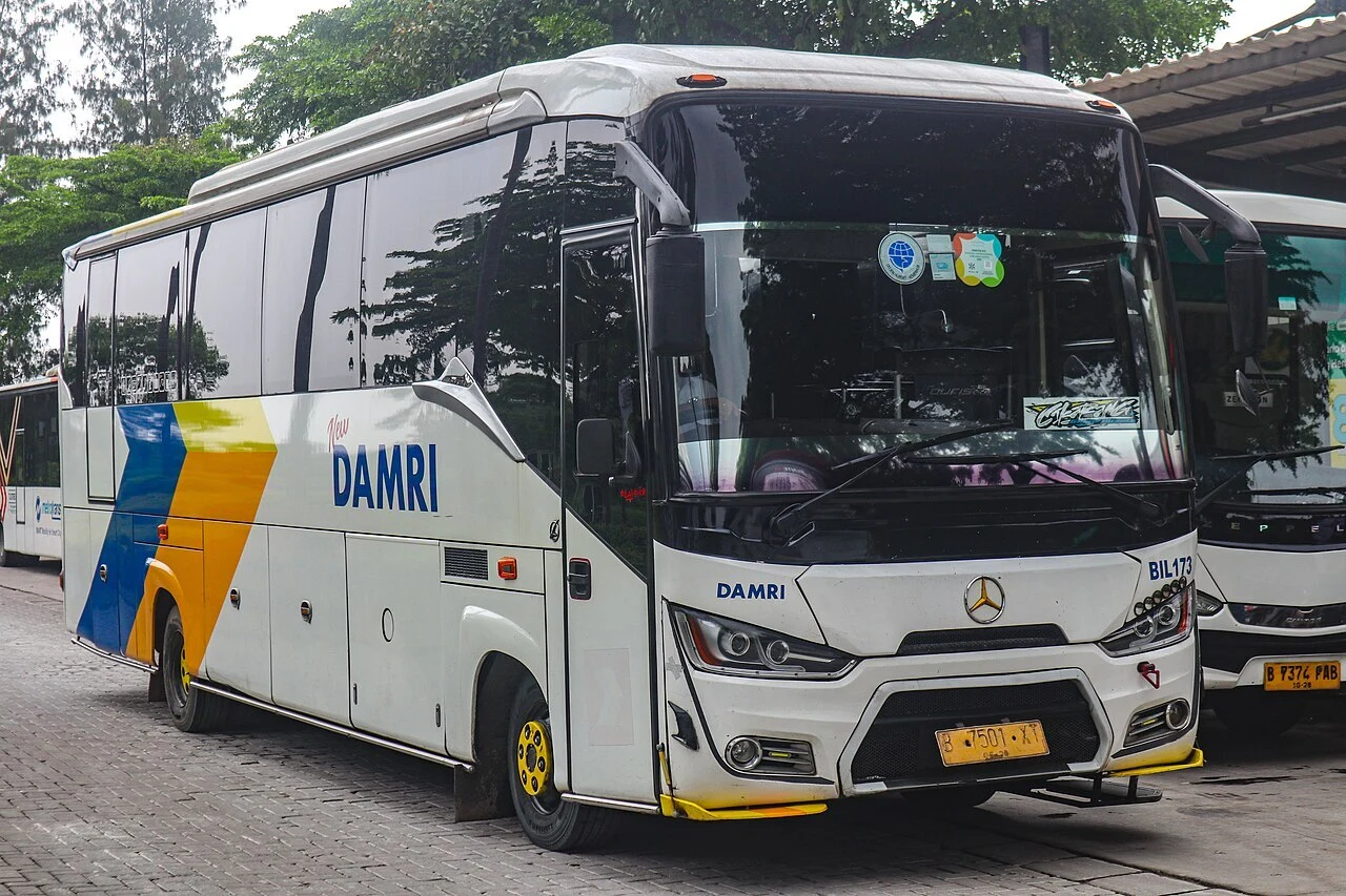 Bus Damri Bandara Juanda vs Travel Door-to-Door, Mana Lebih Praktis?